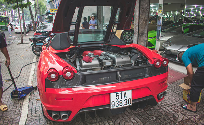 Hàng hiếm Ferrari F430 Spider tháo bánh lau chùi trên vỉa hè Sài Gòn